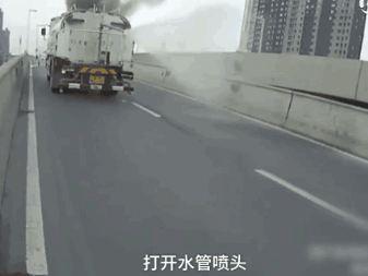 逆行上桥,洒水车秒变消防车,帅气出场 逆行上桥,洒水车秒变消防车,帅气出场